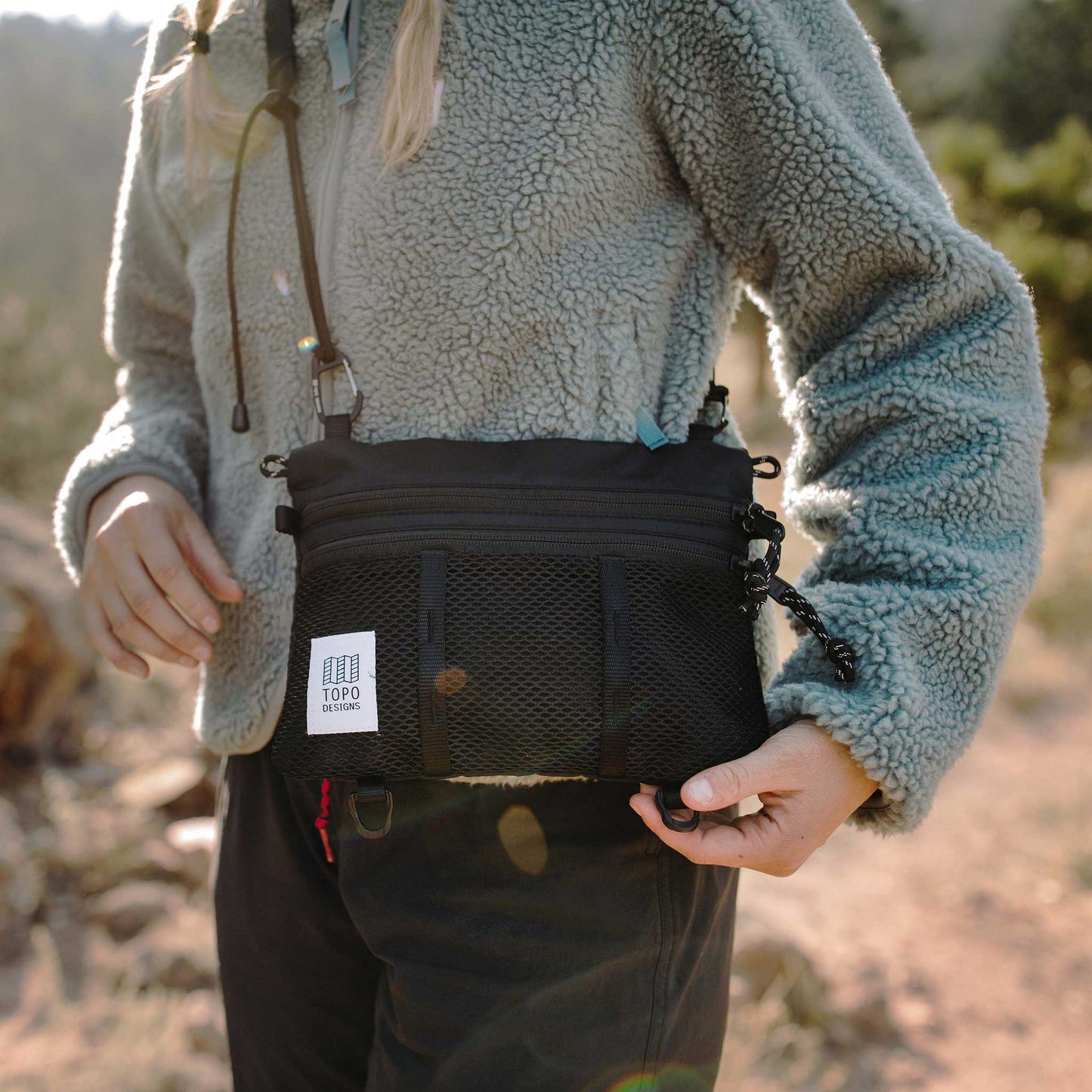 MOUNTAIN ACCESSORY SHOULDER BAG